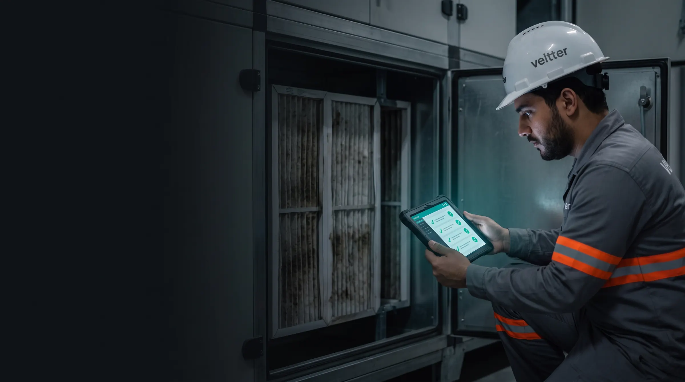 Técnico Veltter em inspeção PMOC com registro em tablet